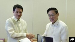 Philippines' government representative Alexander A. Padilla (L) and Luis G. Jalandoni of the communist National Democratic Front (R) at the first peace talks in six years, Oslo, February 15, 2011.