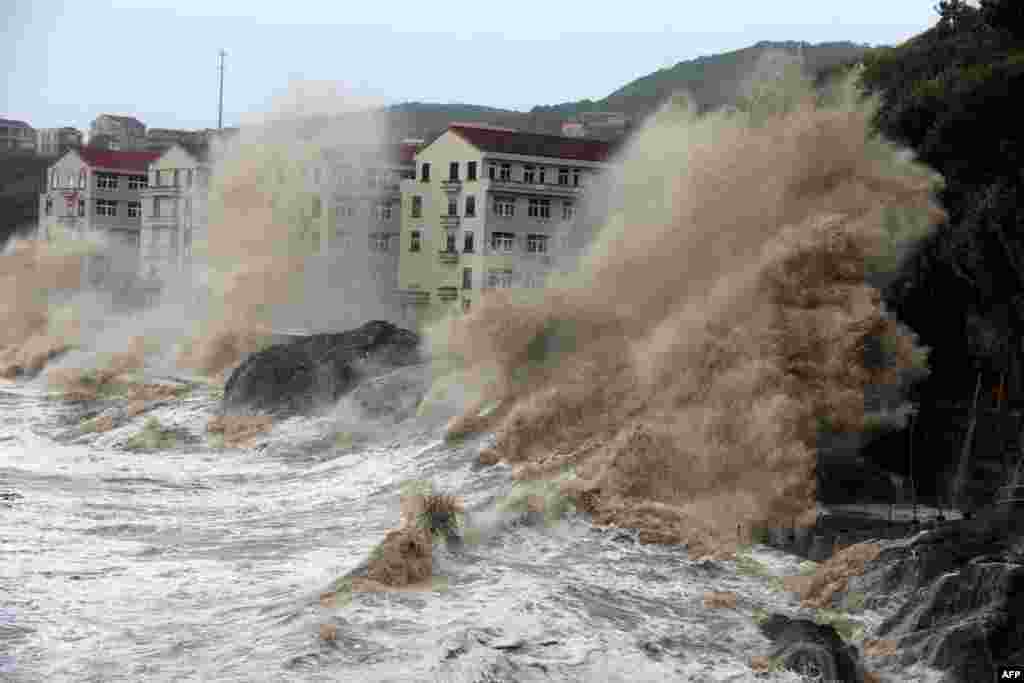 2018年7月11日，中国浙江省温岭市，台风玛丽亚肆虐，风急浪高，冲击海岸和海边住宅楼。