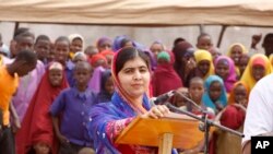 Malala Yousafzai berbicara kepada para pengungsi di kamp Dadaab di Kenya hari Selasa (12/7).