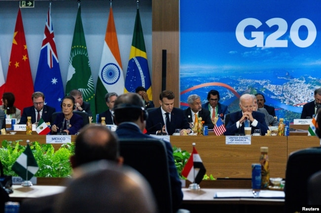 El presidente de Estados Unidos, Joe Biden, asiste a la presentación de la Alianza Global contra el Hambre y la Pobreza, en la Cumbre del G20 en el Museo de Arte Moderno de Río de Janeiro, Brasil, el lunes 18 de noviembre de 2024.