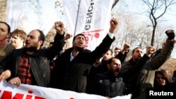 Người biểu tình hô khẩu hiệu chống lại Thủ tướng Tayyip Erdogan của Thổ Nhĩ Kỳ tại Ankara, ngày 6/2/2014.