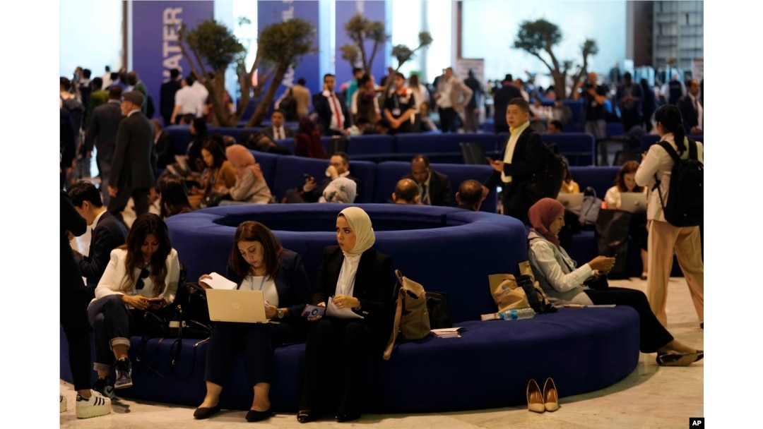 Orang-orang menunggu sesi pembukaan KTT Iklim PBB COP27, Minggu, 6 November 2022, di Sharm el-Sheikh, Mesir. (Foto: AP/Peter Dejong)