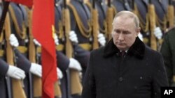 Presiden Rusia Vladimir Putin menghadiri upacara peletakan karangan bunga di Makam Prajurit Tak Dikenal, dekat Tembok Kremlin selama perayaan nasional 'Hari Pembela Tanah Air' di Moskow, Rusia, Rabu, 23 Februari 2022. (Foto: : melalui AP)