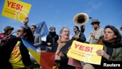 El debate sobre el derecho de autor en Europa inició en 2016 y ha enfrentado desde entonces a creadores, empresas tecnológicas y activistas de Internet.