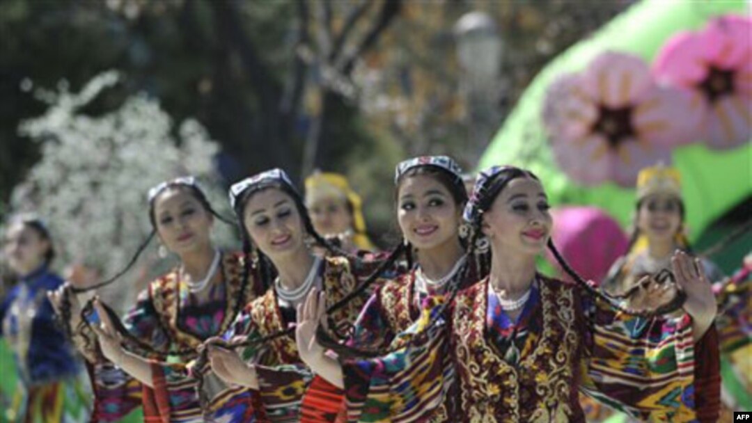 O’zbekistonda ziyolilar, jamoatchi faollar va yoshlardan so’rasangiz, ko’pchilik "bunday inqiloblar kerak emas" deya javob qiladi.