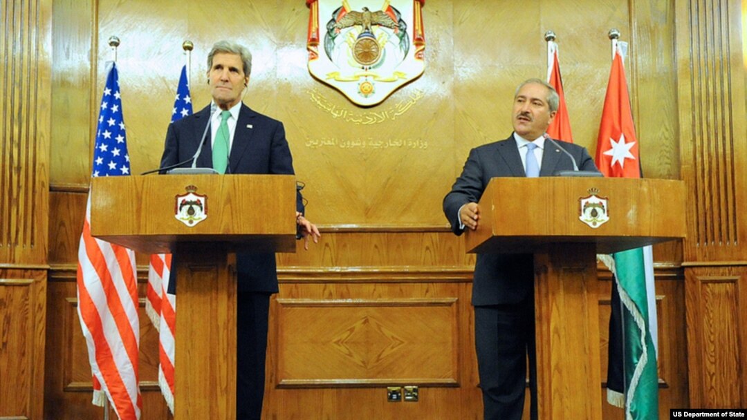 Menlu AS John Kerry (kiri) dan Menlu Yordania Nasser Judeh saat konferensi pers bersama di Amman, Yordania, Kamis (7/11). 