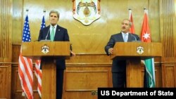 Menlu AS John Kerry (kiri) dan Menlu Yordania Nasser Judeh saat konferensi pers bersama di Amman, Yordania, Kamis (7/11). 