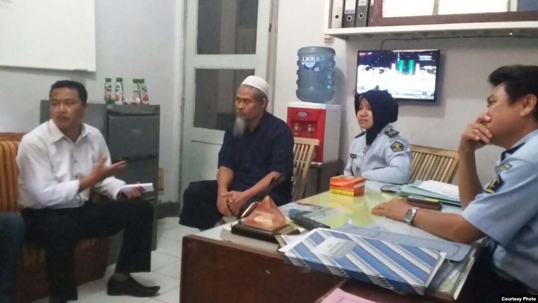 Terpidana kasus terorisme, Abu Tholut (kedua dari kiri), bersama staf Lembaga Pemasyarakatan Semarang, Jawa Tengah. (Foto: Lapas Semarang)