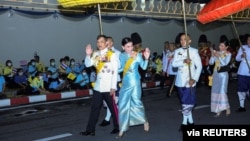 Quốc vương Thái Lan Maha Vajiralongkorn và Hoàng hậu Suthida vẫy tay chào sau lễ mừng sinh nhật của Hoàng Thái hậu Sirikit ở Bangkok, ngày 12/8/2020. 