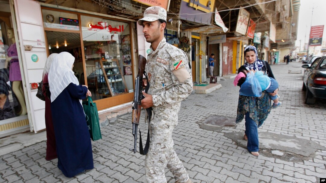Pasukan keamanan Irak melakukan patroli di distrik Azamiyah, Baghdad (foto: dok). Serangan bunuh diri atas sebuah cafe di Baghdad menewaskan sedikitnya 35 orang (20/10). 