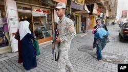 Pasukan keamanan Irak melakukan patroli di distrik Azamiyah, Baghdad (foto: dok). Serangan bunuh diri atas sebuah cafe di Baghdad menewaskan sedikitnya 35 orang (20/10). 