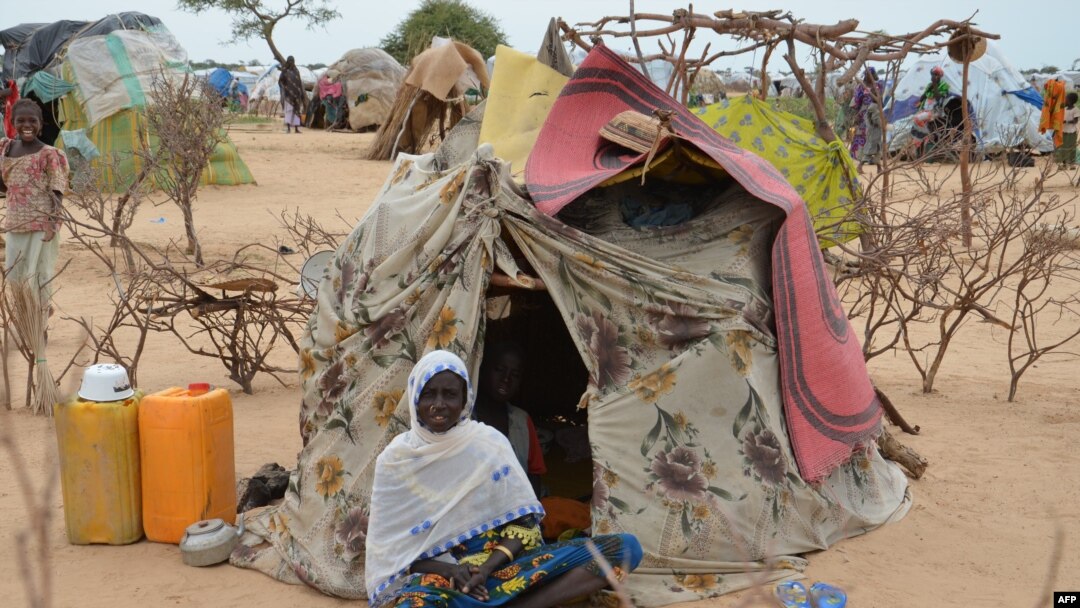 Foto yang diambil pada 16 September 2015 ini menunjukkan seorang perempuan duduk di depan tenda di kamp pengungsi Assaga, yang didirikan oleh PBB tiga bulan lalu oleh pengungsi Nigeria yang melarikan diri dari Boko Haram dari Niger tenggara.