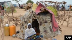 Foto yang diambil pada 16 September 2015 ini menunjukkan seorang perempuan duduk di depan tenda di kamp pengungsi Assaga, yang didirikan oleh PBB tiga bulan lalu oleh pengungsi Nigeria yang melarikan diri dari Boko Haram dari Niger tenggara.