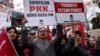 Para demonstrans memprotes upaya mengakhiri konflik antara Partai Pekerja Kurdi (PKK) yang dilarang dan Pemerintah Turki, di Istanbul, Turki, Minggu, 16 Februari 2025. (Foto: Umit Bektas/Reuters)