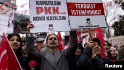 Para demonstrans memprotes upaya mengakhiri konflik antara Partai Pekerja Kurdi (PKK) yang dilarang dan Pemerintah Turki, di Istanbul, Turki, Minggu, 16 Februari 2025. (Foto: Umit Bektas/Reuters)