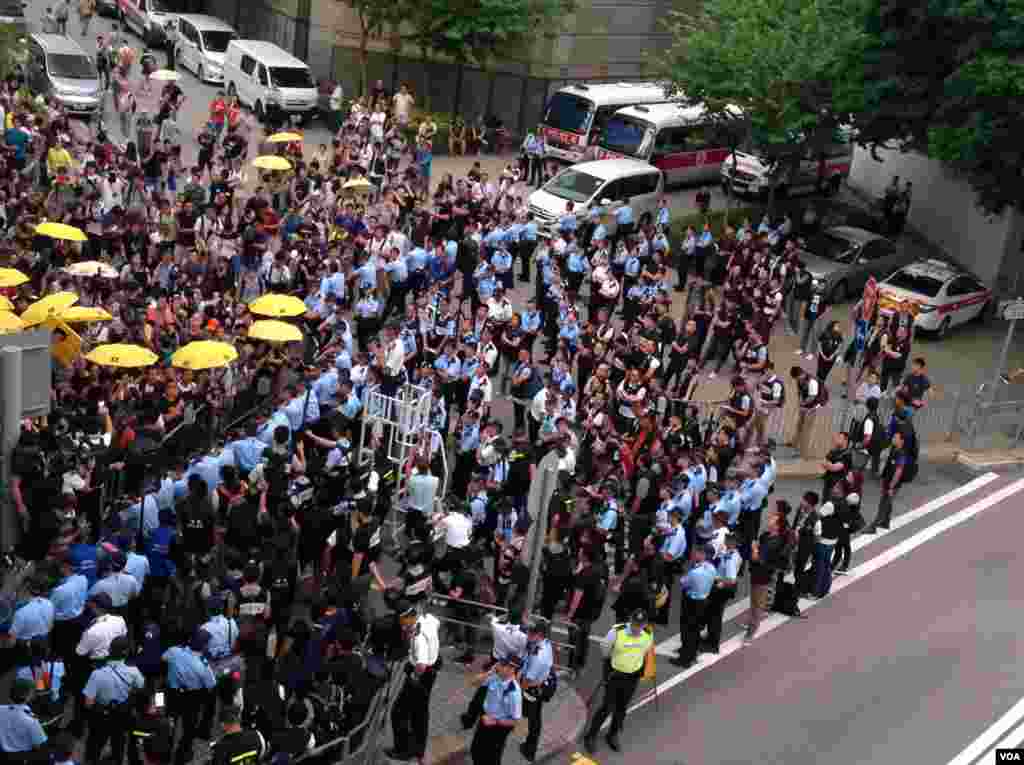 港人重返政總紀念雨傘運動一周年（美國之音海彥拍攝） 