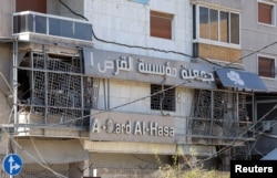 Gedung lembaga keuanngan yang terkait Hizbullah, Al-Qard al-Hassan, di pinggiran Kota Beirut, Lebanon, rusak akibat serangan udara Israel, Senin, 21 Oktober 2024. (Foto: Mohamed Azakir/Reuters)