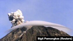 Gunung berapi Semeru mengeluarkan asap di tenggara Surabaya, Jawa Timur, 16 April 2005. (Foto: Reuters//Sigit Pamungkas)