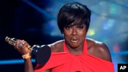 Viola Davis recevant l'Oscar du meilleur second rôle féminin le 26 février 2017. (Chris Pizzello/Invision/AP)