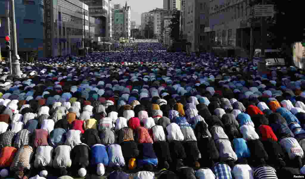 Ribuan jemaah melangsungkan sholat Idul Fitri di Moskow, 8 Agustus 2013.