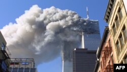 Горят верхние этажи башен Всемирного торгового центра в Нью-Йорке, 11 сентября 2001г. (архивное фото)