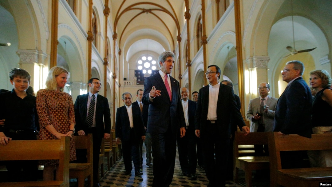 Ngoại trưởng Hoa Kỳ John Kerry dự Thánh Lễ tại Nhà thờ Đức Bà ở Sài Gòn, ngày 14/12/2013.