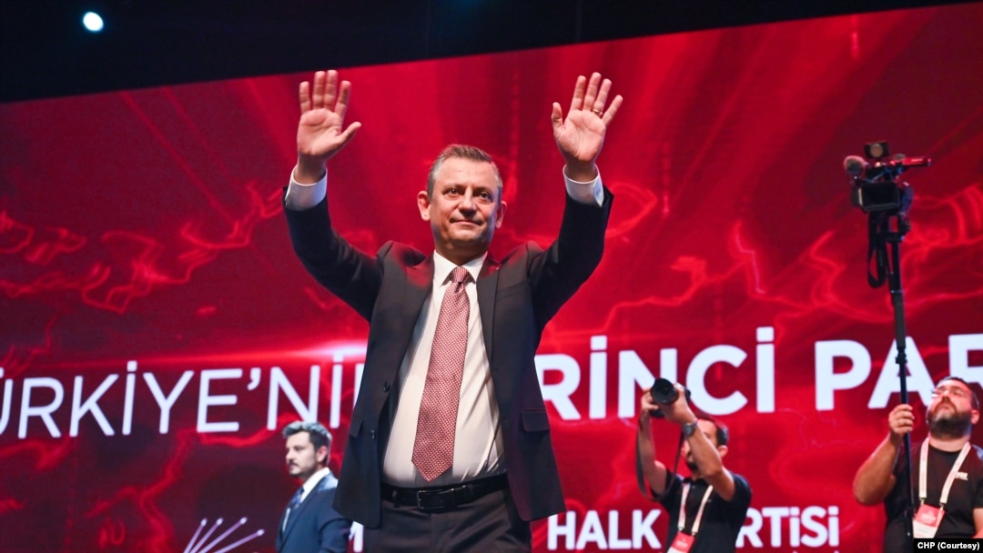 Türkiye’de 31 Mart yerel seçimleri sonuçlarına göre artık birinci siyasi parti konumunda olan CHP’de parti içi tartışmalara yön verecek tüzük kurultayında, Genel Başkan Özel, gelecek Cumhurbaşkanlığı seçiminde olası adaylığı tartışma konusu olan İmamoğlu’na sahip çıktı. 