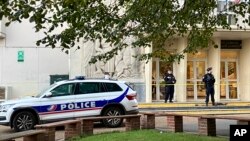 경찰이 살인 사건이 발생한 프랑스 동북부 아라스 지역의 강베타 고등학교 앞에 서 있다. 