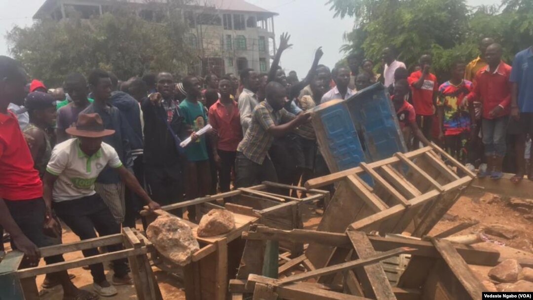 Abaturage bo mu Bijombo muri Kivu y'Epfo bafunze imihanda mu myigaragambyo