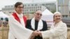 (Kiri ke Kanan) Pastor Gregor Hohberg, Rabbi Andreas Nachama dan Imam Kadir Sanci saat upacara peletakan batu pertama gedung multi-agama "House Of One", Berlin, Jerman, 27 Mei 2021. (AFP)