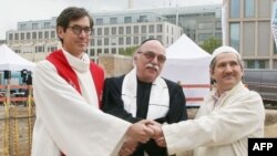 (Kiri ke Kanan) Pastor Gregor Hohberg, Rabbi Andreas Nachama dan Imam Kadir Sanci saat upacara peletakan batu pertama gedung multi-agama "House Of One", Berlin, Jerman, 27 Mei 2021. (AFP)