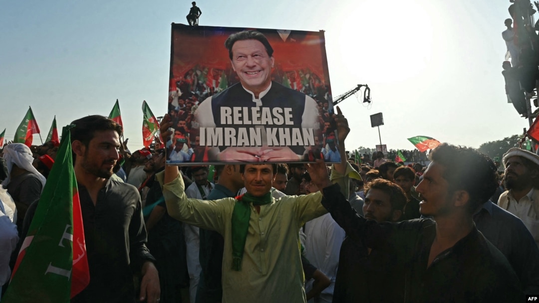 Ribuan pendukung partai Pakistan Tehreek-e-Insaf (PTI) pimpinan mantan perdana menteri negara itu, Imran Khan, ikut serta dalam unjuk rasa publik di pinggiran Islamabad pada 8 September 2024.