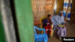 Mkimbizi wa Somalia Fatuma Yussuf Diriye akihojiwa na shirika la habari la Uingereza Reuters katika kambi ya Kakuma kaskazini mea Kenya, Agosti. 13, 2018.