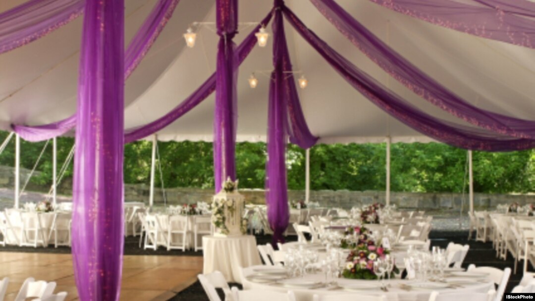 Outdoors weddings