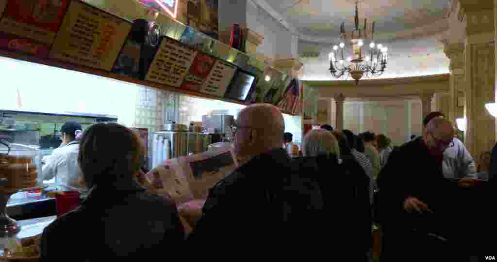 The diner’s lunch counter overlooks the busy kitchen, VOA / Jeff Lunden.