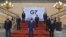 주요 7개국(G7) 외무장관들이 신종 코로나바이러스 팬데믹 사태 이후 처음으로 영국 런던에서 대면 회의를 갖고 기념 촬영을 했다. 