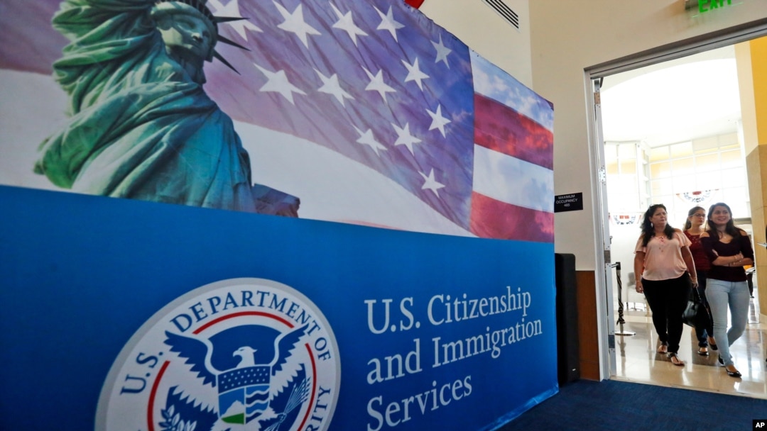 Personas llegan a una ceremonia de naturalización en las oficinas de USCIS en Miami, Florida, el 25 agosto de 2020.