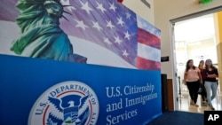 Personas llegan a una ceremonia de naturalización en las oficinas de USCIS en Miami, Florida, el 25 agosto de 2020.