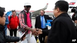 Dennis Rodman es saludado por el viceministro del Deporte de Corea del Norte, a su llegada a Pyongyang.