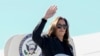 La candidata presidencial demócrata y vicepresidenta, Kamala Harris, aborda el Air Force Two en el aeropuerto de LaGuardia de East Elmhurst, Nueva York, el miércoles 11 de septiembre de 2024. 