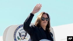 La candidata presidencial demócrata y vicepresidenta, Kamala Harris, aborda el Air Force Two en el aeropuerto de LaGuardia de East Elmhurst, Nueva York, el miércoles 11 de septiembre de 2024. 