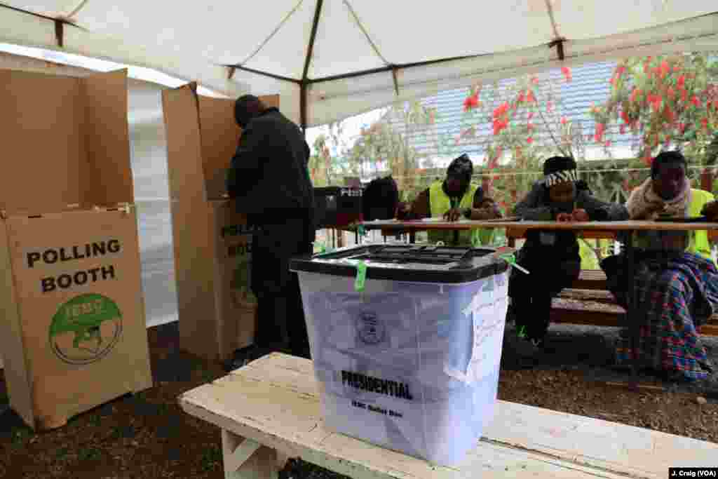A voter marks his ballot in a Dagoretti polling station, Oct. 26, 2017.