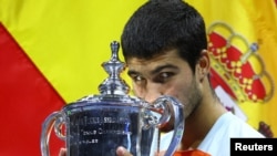 El español Carlos Alcaraz celebra con el trofeo después de ganar el Abierto de EEUU, el 11 de septiembre de 2022.