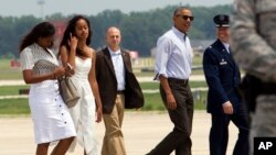 ObamaLe président Barack Obama se rend avec ses filles Sasha, à gauche, et Malia à la vigne de Martha pour des vacances en famille, samedi 6 août 2016. 