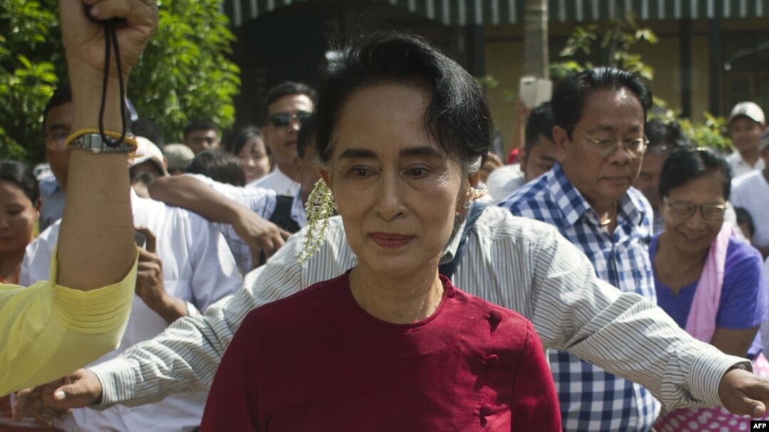 Pemimpin oposisi Myanmar dan ketua Partai Liga Nasional untuk Demokrasi (NLD) Aung San Suu Kyi mengunjungi sebuah TPS di Kawhmu, Yangon (8/11). (AFP/Ye Aung Thu)