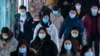 Vajeros que usan máscaras faciales para protegerse contra la propagación del coronavirus caminan por una estación de metro en Beijing, el miércoles 3 de marzo de 2021. [Foto: AP]