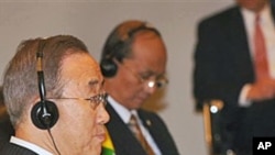 ဟနွိုင်းမြို့က ကုလသမဂ္ဂ-အာဆီယံ ထိပ်သီးစည်းဝေးပွဲ တက်ရောက်နေကြသည့် ကုလသမဂ္ဂ အတွင်းရေးမှူးချုပ် ဘန်ကီမွန်း (ဝဲ) နှင့် မြန်မာစစ်အစိုးရ ဝန်ကြီးချုပ် ဦးသိန်းစိန် (ယာ) (အောက်တိုဘာလ ၂၉၊ ၂၀၁၀)