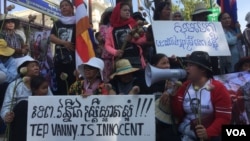 Land rights activists and villagers from Boeng Kak rallied before the Appeal Court demanding the release of Tep Vanny, Phnom Penh, Cambodia, August 8, 2017. (Hul Reaksmey/VOA Khmer) 