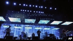 Ban nhạc Radiohead trong một buổi trình diễn hồi tháng 4, 2012