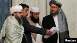 Des membres de la délégation des talibans aux pourparlers multilatéraux de paix sur l'Afghanistan, Moscou, Russie, le 9 novembre 2018. 